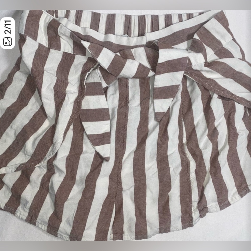 American Eagle white & brown striped tie in front shorts S